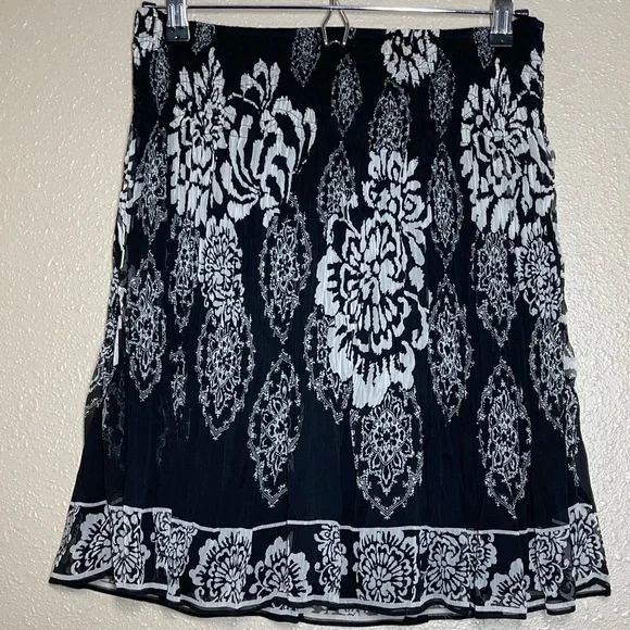 White House Black Market Black And Cream Floral Skirt XS - Picture 2 of 7